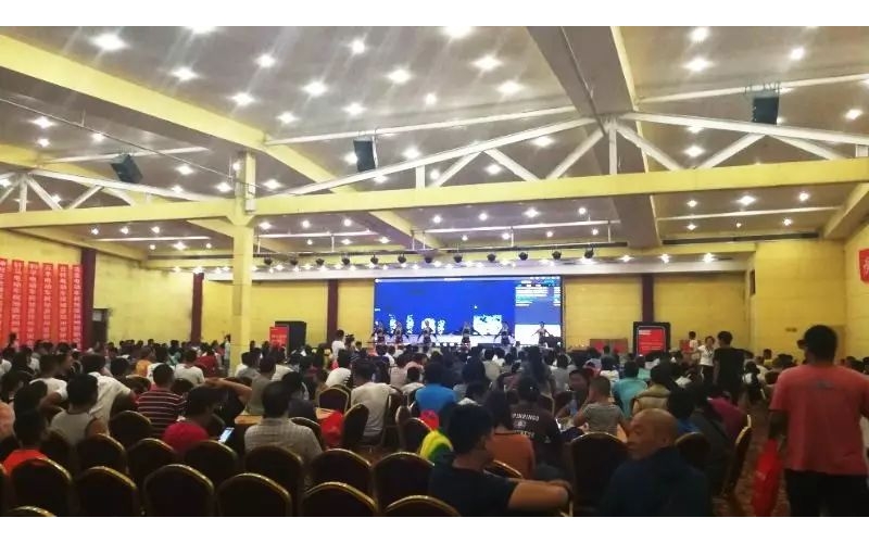 鄭州客戶(hù)答謝會(huì)太火爆!近1000人參會(huì)！半個(gè)小時(shí)訂貨突破1萬(wàn)組！